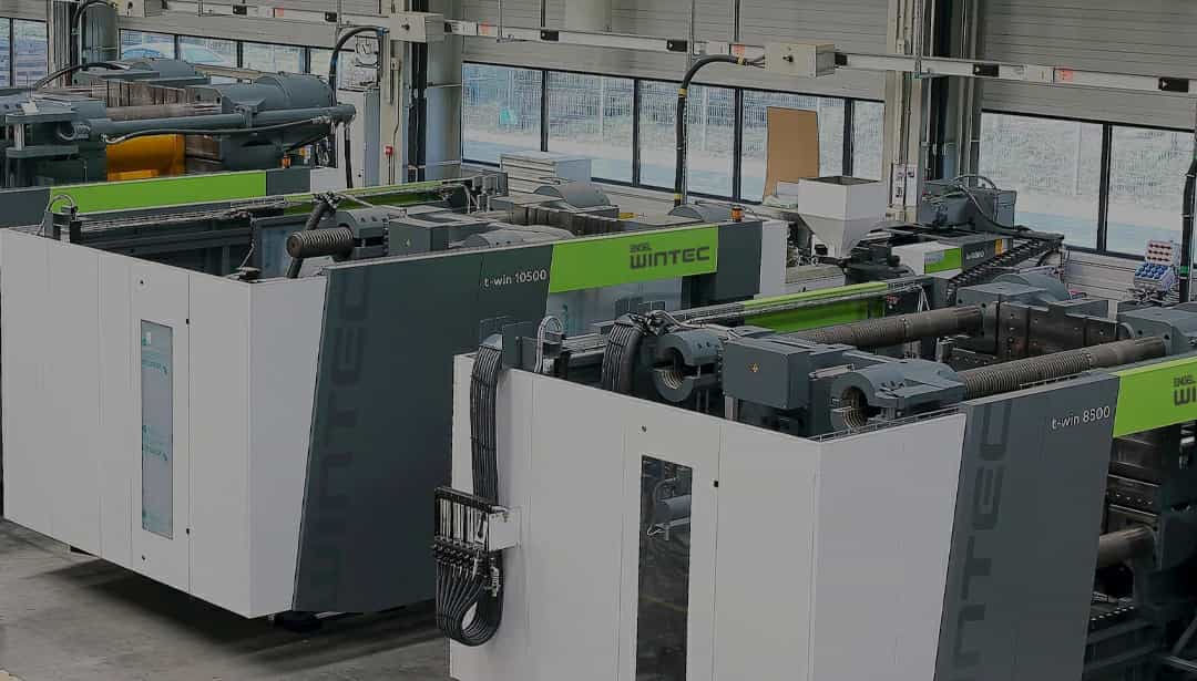 WINTEC t-win injection moulding machines on the production floor